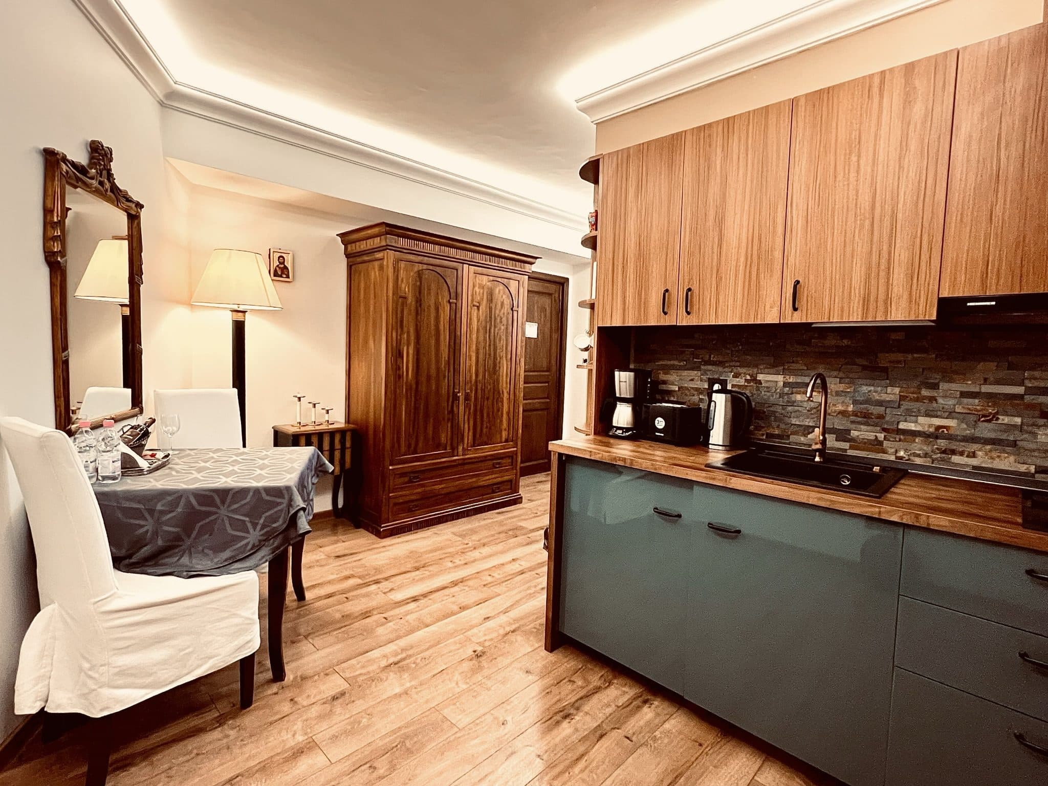 Arc de Triomphe Studio 6 — masa si bucatarie