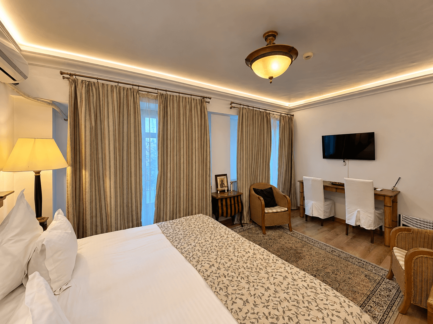 Arc de Triomphe Studio 6 — dormitor wide view