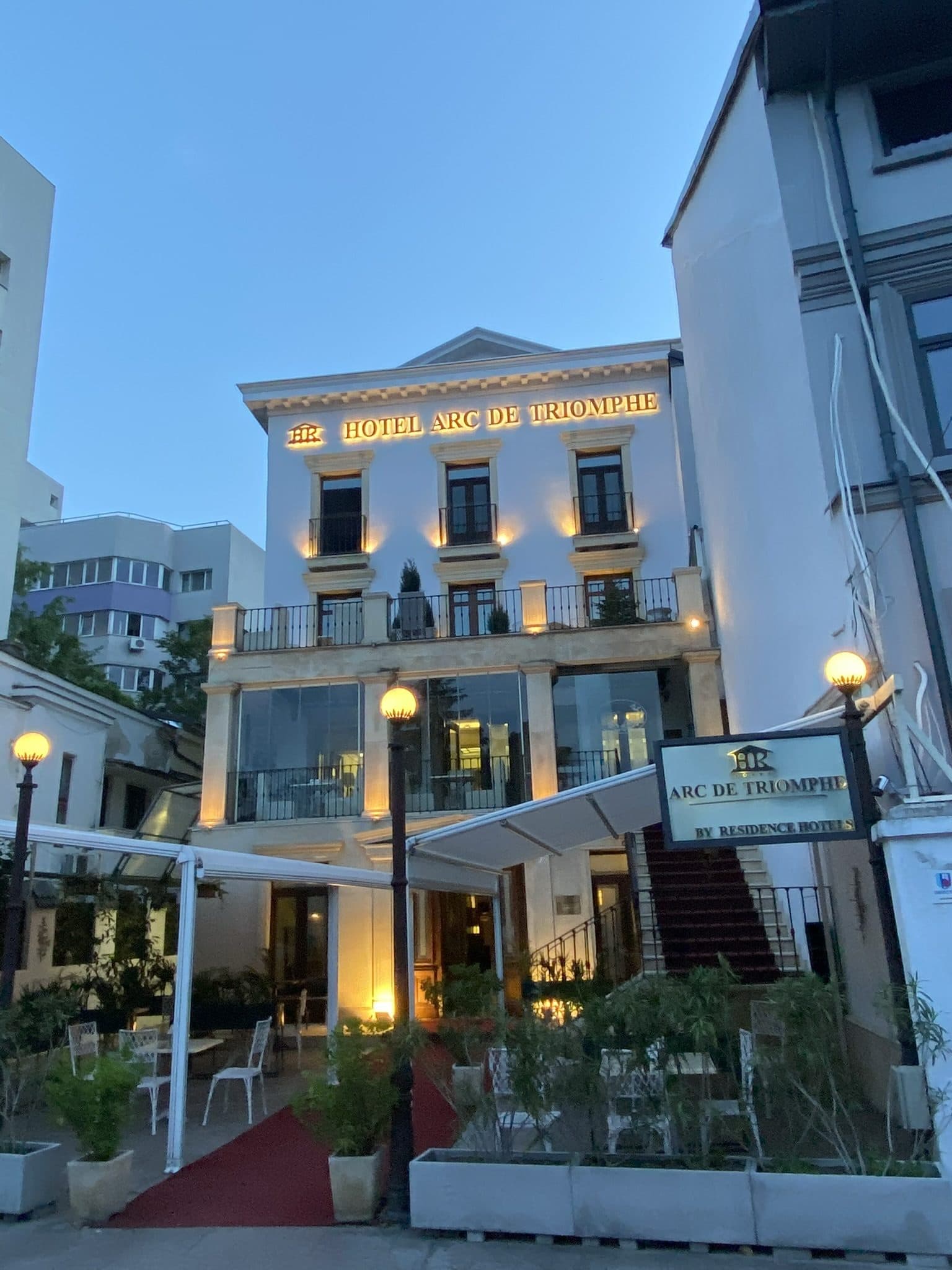 Arc de Triomphe Studios — fatada seara